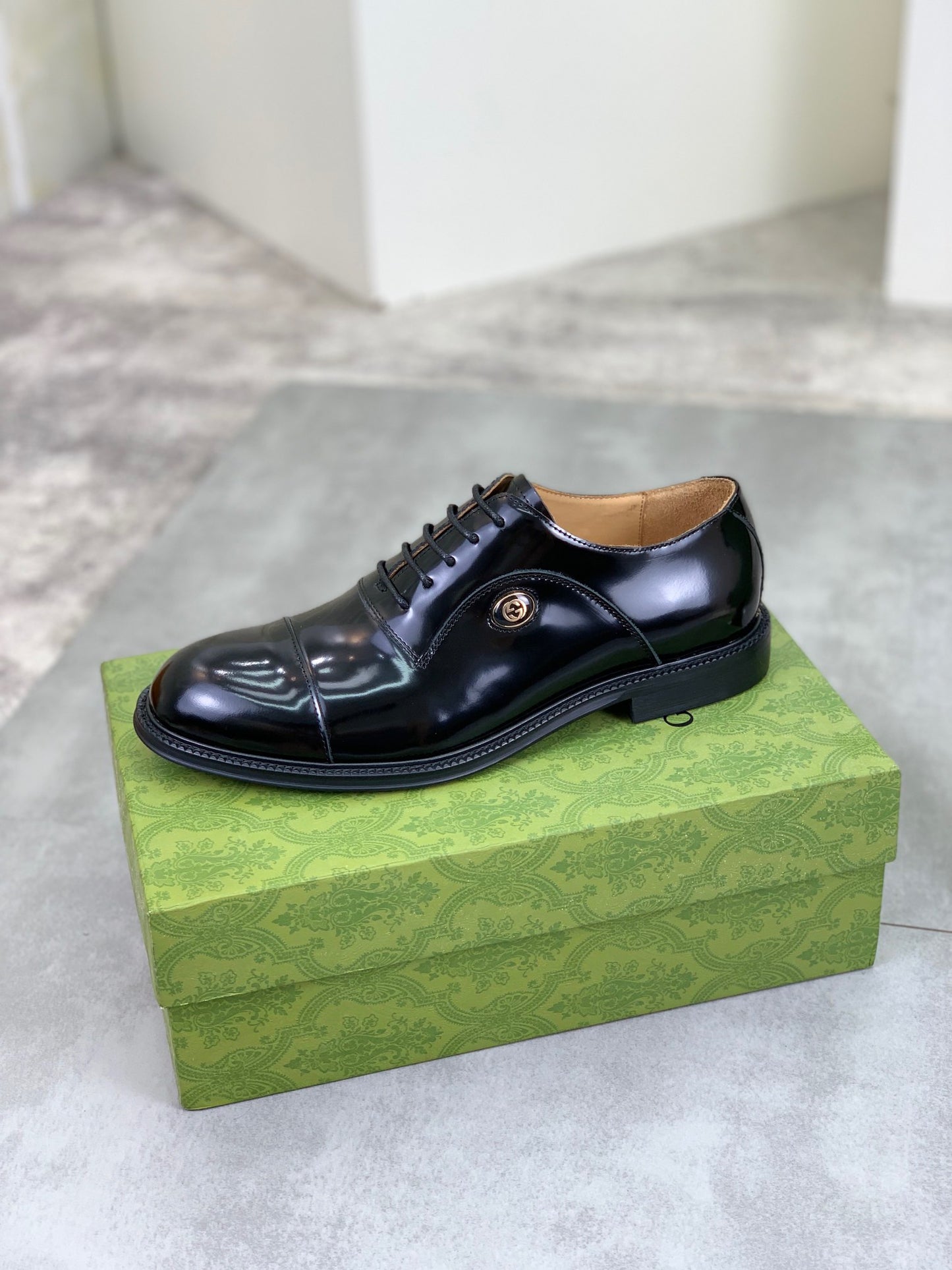 Gucci shoes logo GG